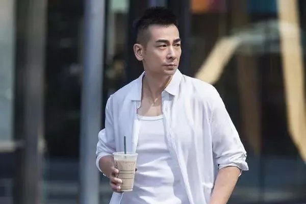 赵文卓晒与妻子20周年合照,你喜欢赵文卓硬朗的荧幕形象吗?