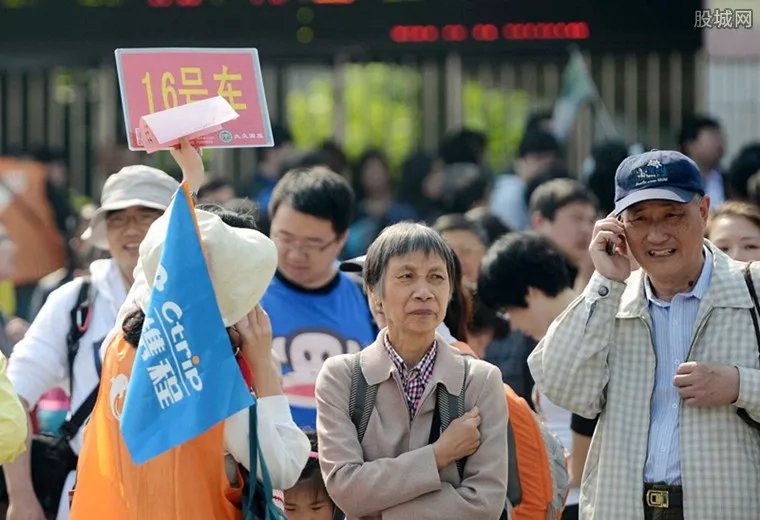 游客让导游学狗叫 因多收费游客逼导游学狗叫道歉