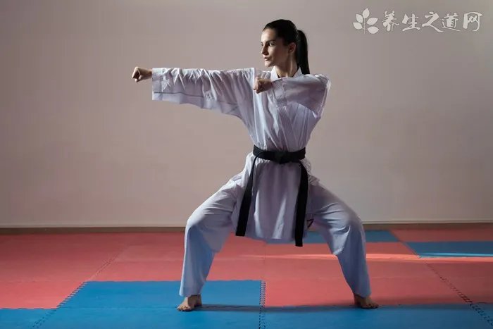 二轮滑板怎么滑