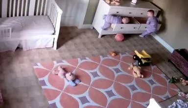 2岁男童是怎么救出自己的兄弟的？