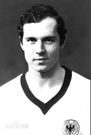 贝肯鲍尔是踢什么位置?