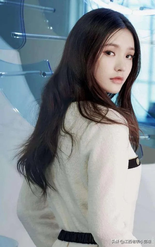 相比来说五官不是最精致的林允，为什么看起来反而更舒服？