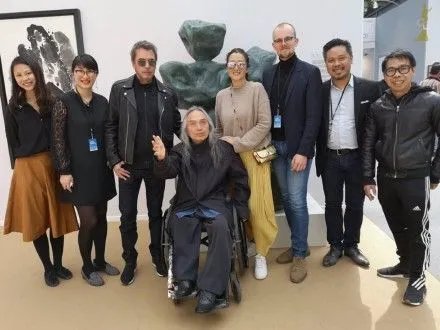 素颜现身街头的巩俐，是什么样的状态？