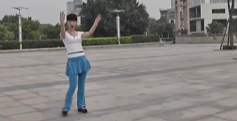 广场舞泉水叮咚响分解动作