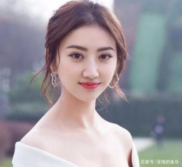 成龙不敢碰她，甄子丹想搂没搂到，王思聪不敢撕，却被任嘉伦吻了，她是谁？