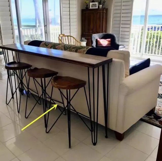 越来越多人沙发不靠墙放了,现在流行这样做,让你家多一个功能区!