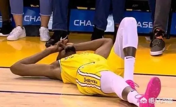 太阳挑落勇士，终结面对勇士的18连败，这场比赛勇士输在哪？为什么太阳能获胜？