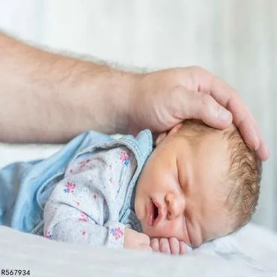 两个月宝宝白天睡觉晚上不睡怎么办 新生儿黑白颠倒的原因