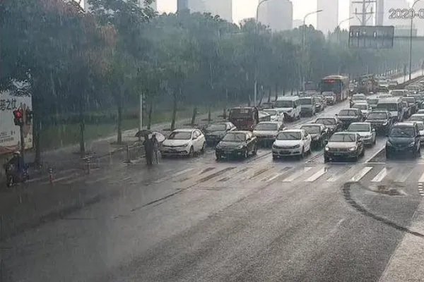 绿灯为过马路老人多亮了97秒，当时发生了什么？