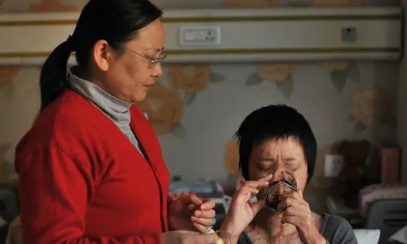 安徽16岁少女周岩，因拒绝官二代被泼汽油毁容，如今过得怎样了？