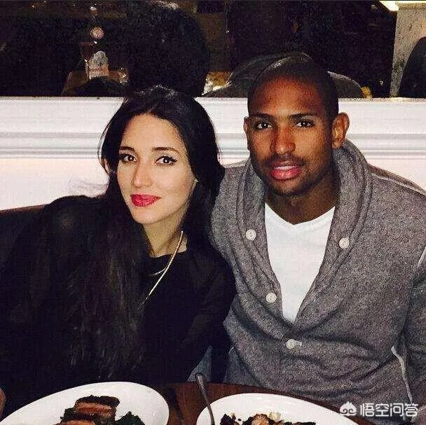 NBA暂停期间啦啦队劲歌热舞的时候，却基本看不到球员偷瞄，这是为什么？你怎么看？