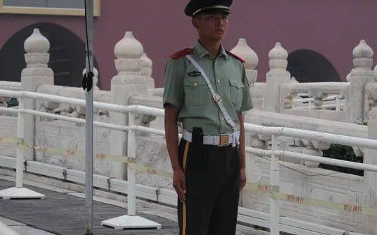 游客为雨中执勤哨兵撑伞，我们是否该像这名游客学习？