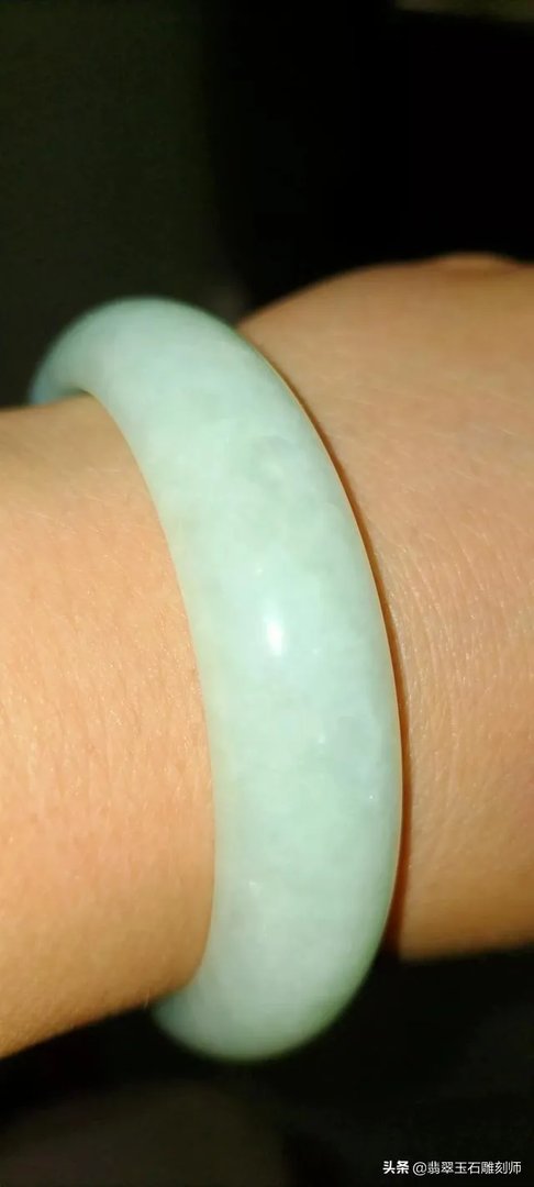 大家帮忙看看这手镯是真玉吗？