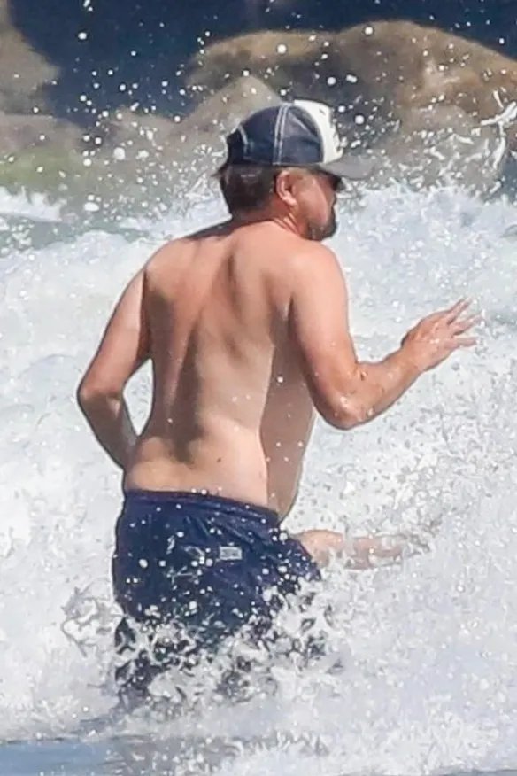 小李子携女友和家人海边度假 赤果上身大秀肥肚腩！