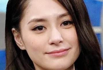 阿娇受伤后首露面，是否存在故意遮挡伤口的行为？