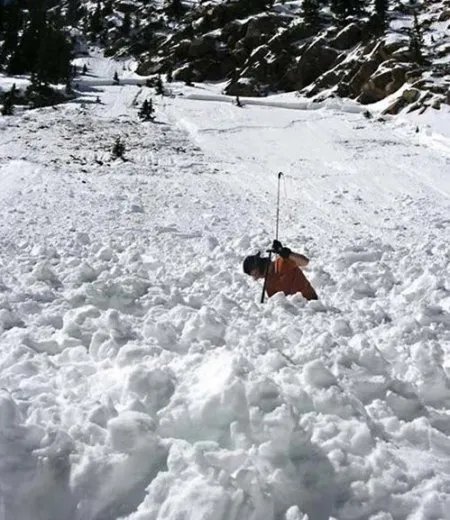 男子滑雪引发雪崩,雪崩时如何逃生?