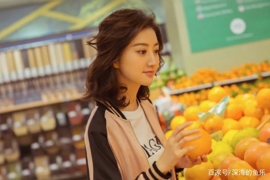 成龙不敢碰她，甄子丹想搂没搂到，王思聪不敢撕，却被任嘉伦吻了，她是谁？