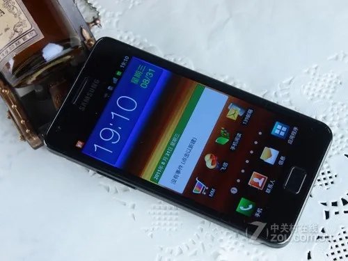 TD+4.3英寸屏 三星I9108最新报价3998元