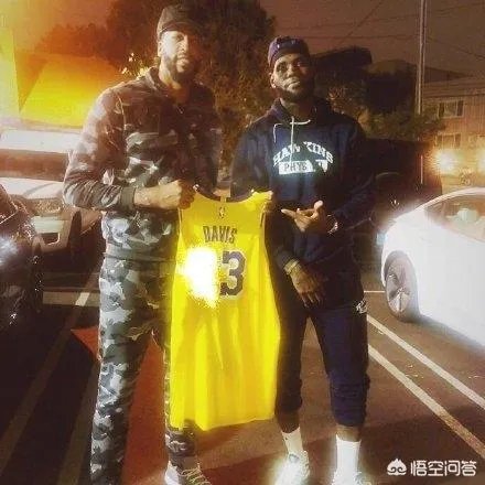 詹姆斯继续穿23号，浓眉选3号球衣，杜德利让出3号，选择了6号。下赛季三人再互换吗？