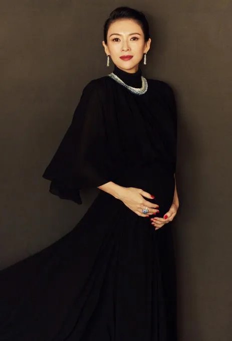 章子怡二胎产子后复出，骨相大不如前，生图胶原蛋白流失严重，这是怎么了？