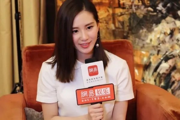 性感女神刘诗诗总是喜欢遮住右耳,背后究竟隐藏着怎样的故事?