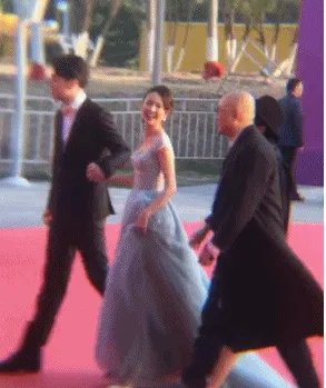 雷佳音自夸红毯走得好搭档佟丽娅如何吐槽？