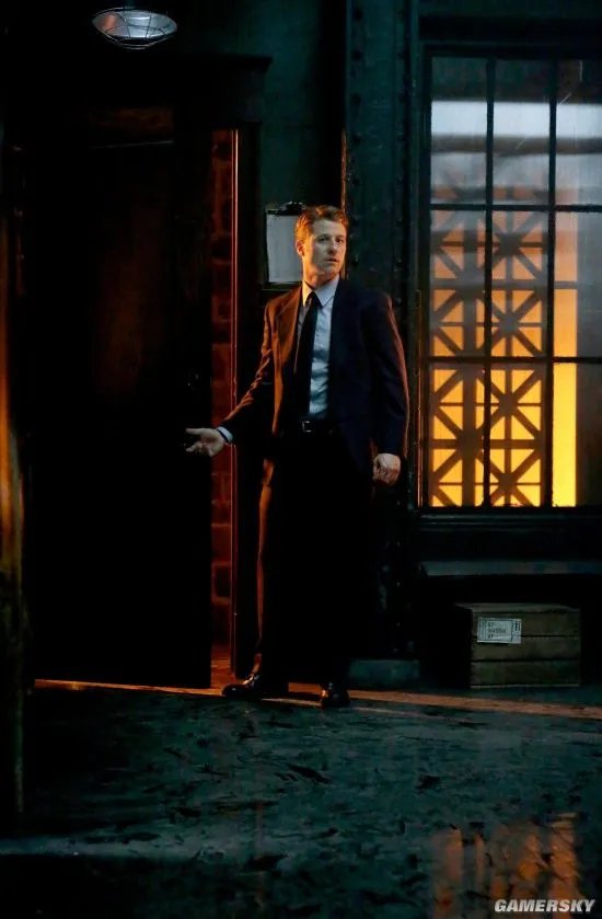 《哥谭》第五季剧照：企鹅人芭芭拉火并 少爷玩潜行