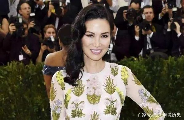 那个离婚分得百亿家产的邓文迪，如今过得怎么样了？