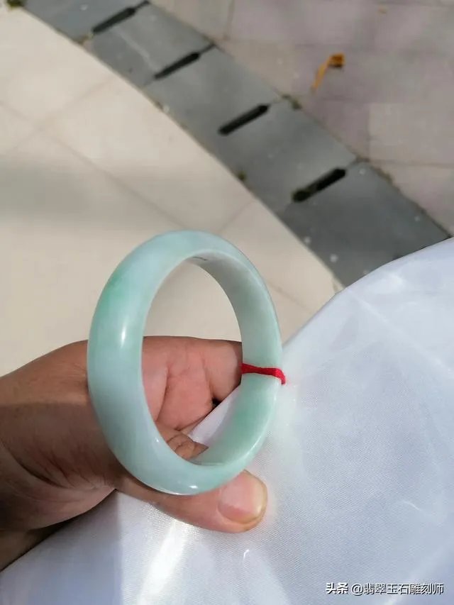 大家帮忙看看这手镯是真玉吗？