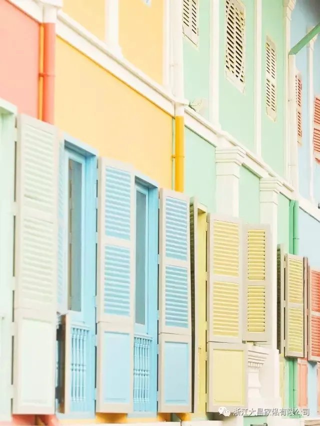 百叶窗中透来的光