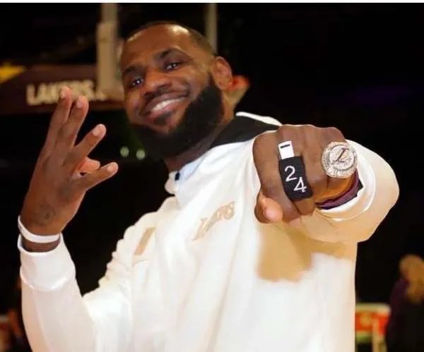 湖人总冠军戒指