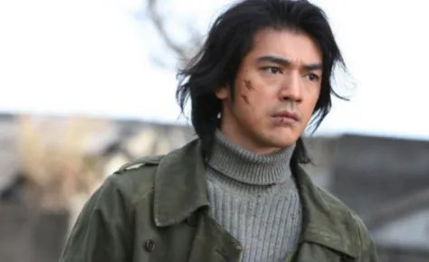 前空姐在飞机上向金城武求签名，后被其投诉打扰休息，金城武人品怎样？