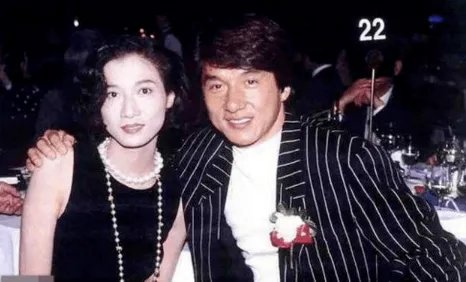 母亲撒钱羞辱她,女儿在国外捡垃圾不回家,毁吴绮莉一生的不只成龙,咋看?