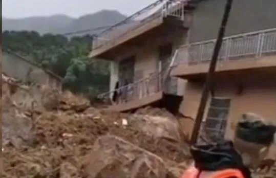 湖北黄梅山体滑坡9人被埋 被埋人员家属：我的孩子在里面