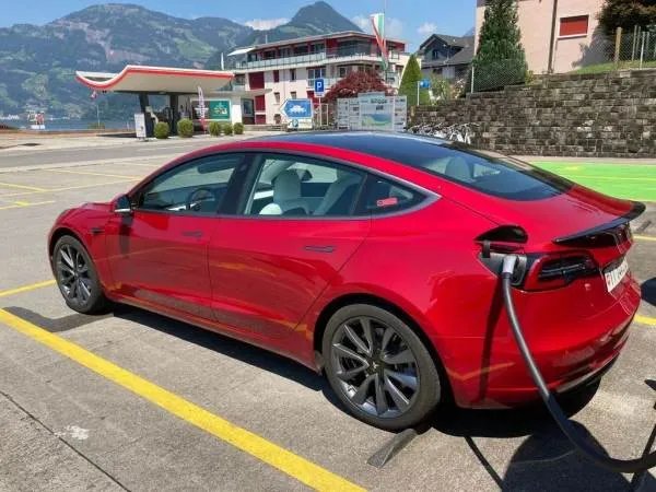 国产特斯拉Model 3启程出口，Model Y交付即将开始
