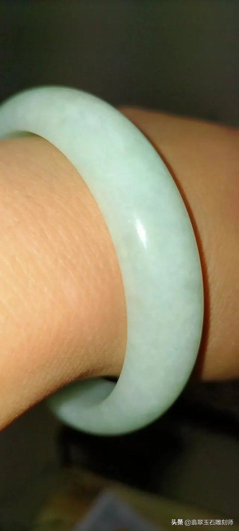 大家帮忙看看这手镯是真玉吗？