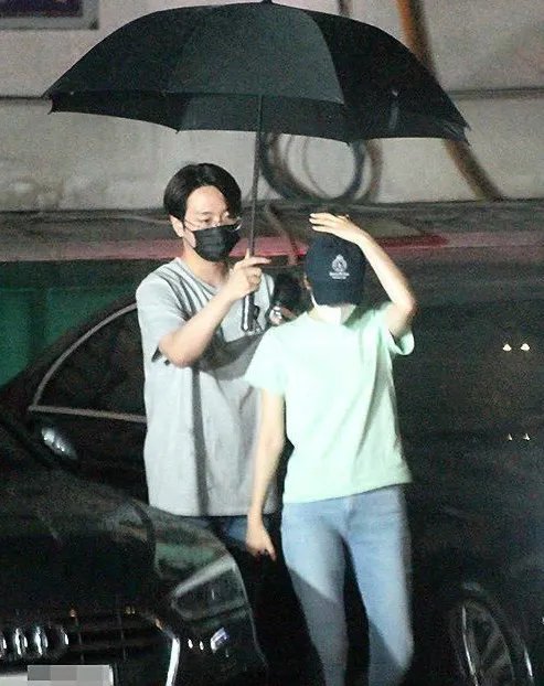 金妍儿10月与小五岁男歌手结婚，他们之间是如何相识的？