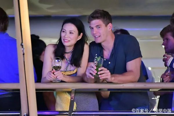 那个离婚分得百亿家产的邓文迪，如今过得怎么样了？