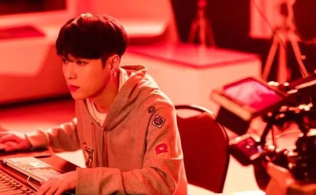 你们觉得贾斯汀比伯和张艺兴谁更火,谁更好?