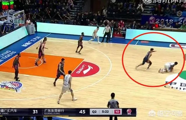 疆粤大战，亚当斯运球崴脚，为何主场球迷要骂赵睿？你怎么看？