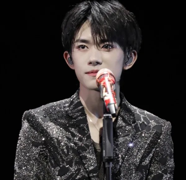 易烊千玺身高又被网友吐槽，他身高到底有没有170？