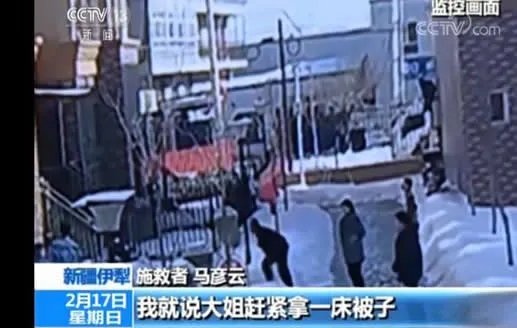 短袖哥勇救男童详情过程画面：正所谓远亲不如近邻
