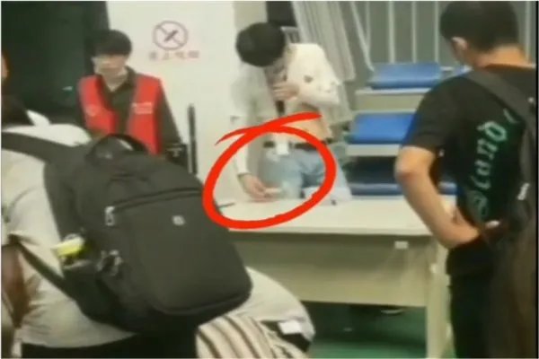 发员工证件时随手扔地上，你觉得这样的公司能留住人吗？