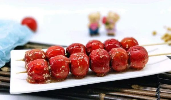 如何看待「糖葫芦小贩用唾液沾芝麻被拍下」一事？