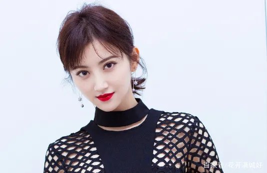 成龙不敢碰她，甄子丹想搂没搂到，王思聪不敢撕，却被任嘉伦吻了，她是谁？