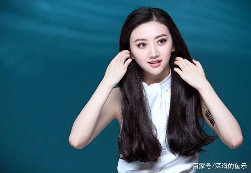 成龙不敢碰她，甄子丹想搂没搂到，王思聪不敢撕，却被任嘉伦吻了，她是谁？