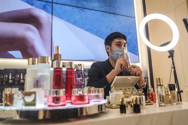 网红主播直播间卖假货当场被抓,消费者怎么鉴别假货?