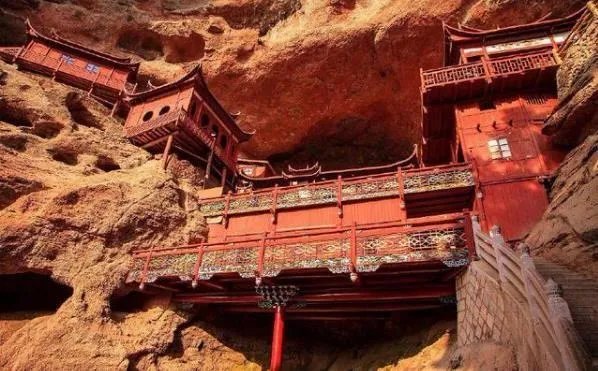 仅有一根棍子支撑，摇摇欲坠，福建省的甘露岩寺为何如此神奇？