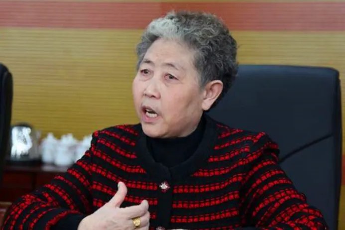 三人伪造老干妈印章，应该怎样维护老干妈利益？