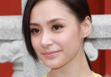 阿娇受伤后首露面，是否存在故意遮挡伤口的行为？